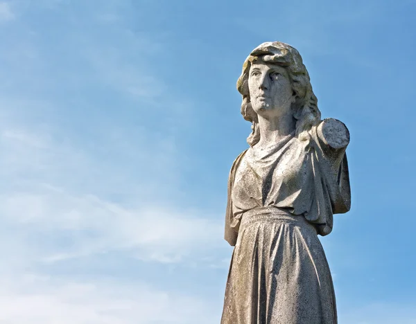 Una estatua femenina envejecida en el antiguo cementerio —  Fotos de Stock