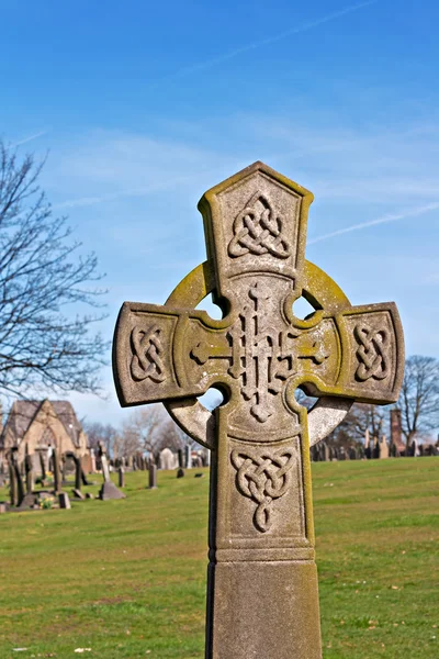 Ein Kreuz auf dem alten Friedhof — Stockfoto