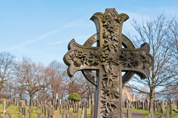 Ein Kreuz auf dem alten Friedhof — Stockfoto