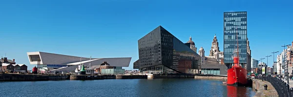 Panoramablick auf die historische Uferpromenade von leverpool — Stockfoto