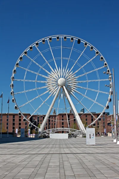 Крупное колесо обозрения в Albert Dock, Ливерпуль Великобритания — стоковое фото