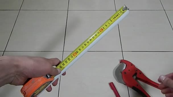 Plumber cutting plastic pipe — Stock Video