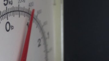 mutfak terazisi üzerinde odaklanmak