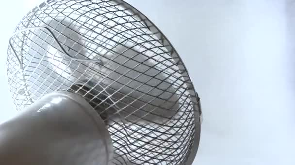 Ventilator vor weißem Hintergrund angehalten — Stockvideo