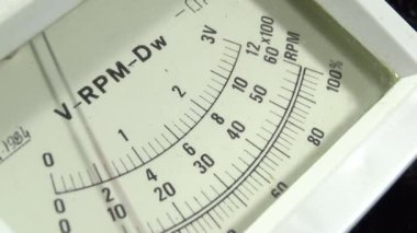 Kullanımdaki eski voltmetre