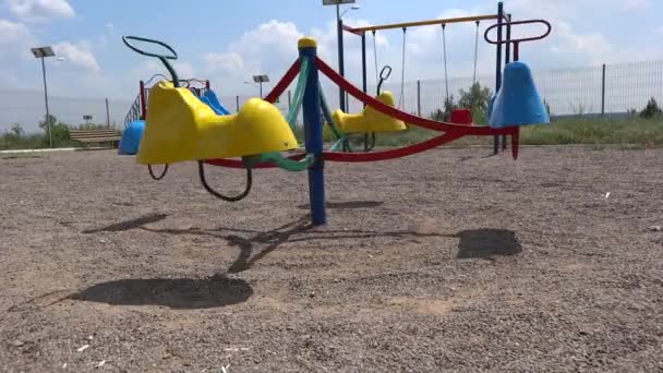Carrousel zonder kinderen bewegen — Stockvideo