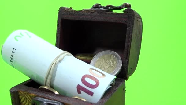 Euro peníze v hrudníku — Stock video