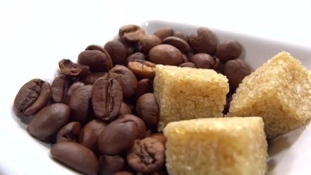 Koffie bonen en bruine suiker presentatie — Stockvideo