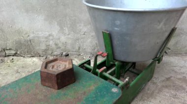 ölçek üzerinde ağırlık koyarak kişi