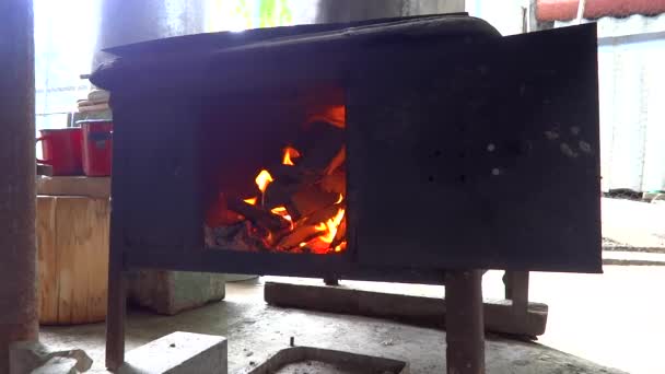古い木製のストーブの木材を置く人 — ストック動画