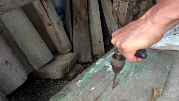 Person, die mit alten Handwerkzeugen arbeitet — Stockvideo