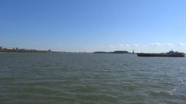 Tuna nehri geçen gemi