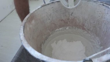 kişi karıştırma inşaat malzemesi