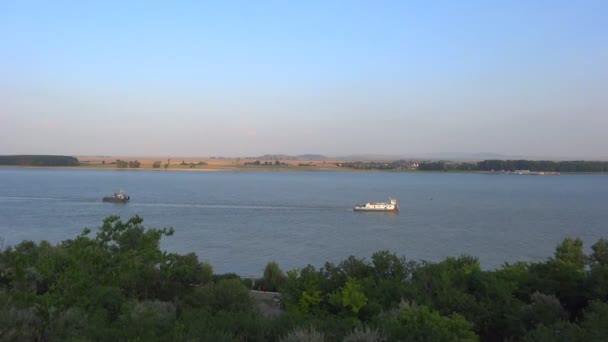 Twee schepen passeren in de rivier de Donau — Stockvideo