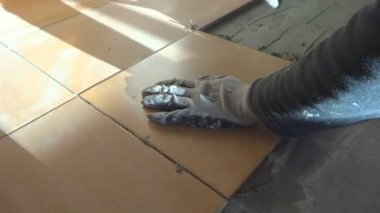 fayans koyarak kişi