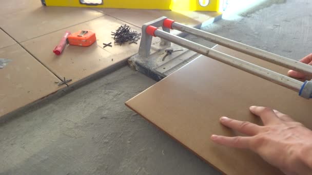 Person arbeitet mit Fliesenschneidemaschine — Stockvideo