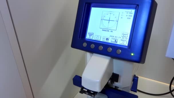 Optometrista trabalhando com instrumento automático de medidor de lente — Vídeo de Stock