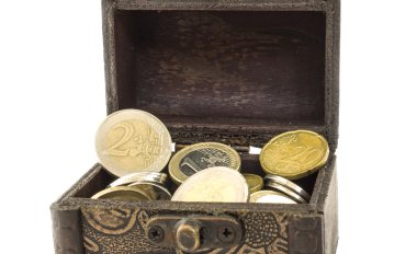 euro para birimi ile göğüs kapatın