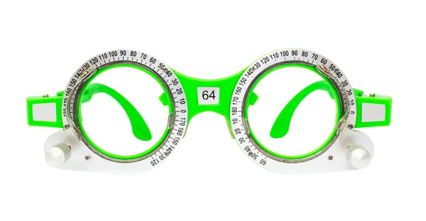 Lunettes vertes utilisées pour les tests de vision isolées sur fond blanc — Photo