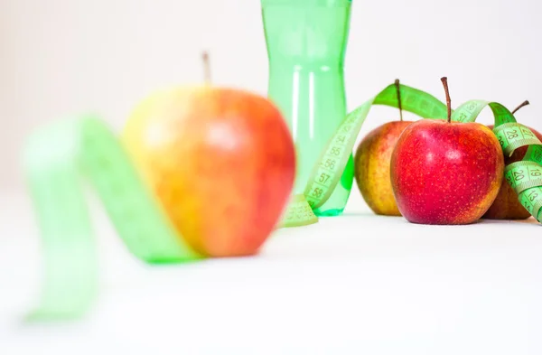 Garrafa de água com fita métrica e maçã fresca — Fotografia de Stock