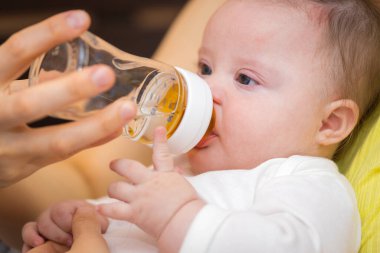 Annem Şişe ile Şirin Bebek 'i besliyor. Tatlı Bebek Kız Şişeden bebek içkisi