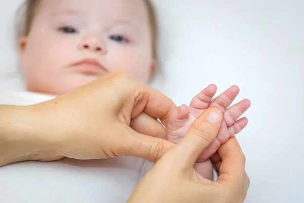 Матушка Массаж Новорожденной Руки Материнский Массаж Рефлексотерапия Руки Ребенка — стоковое фото