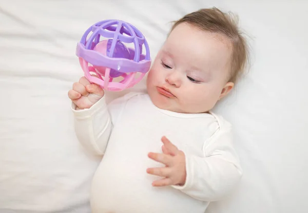 Cute Baby Girl Infant Stand Back Crib Play Sensory Toy — Stock Photo, Image