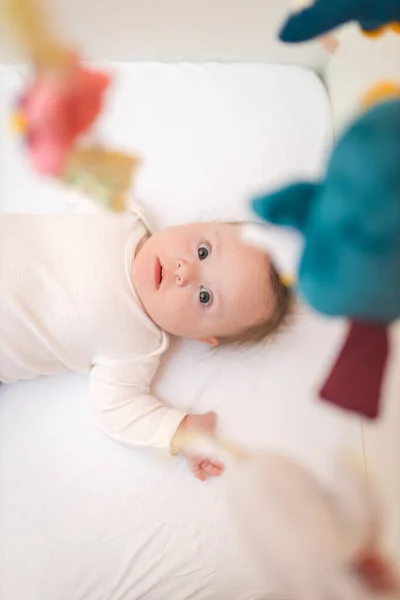 Симпатичная Девочка Младенец Стоять Своей Кровати Глядя Подвешенную Игрушку — стоковое фото