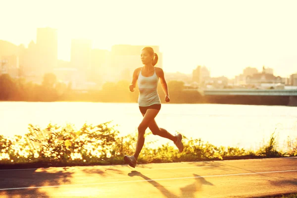 Corridore femminile che corre al tramonto — Foto Stock