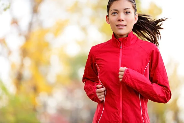 Mulher corredor correndo no outono — Fotografia de Stock