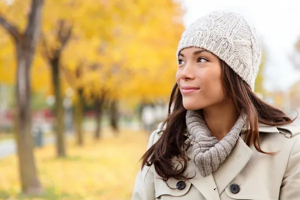 Automne femme regardant portrait — Photo