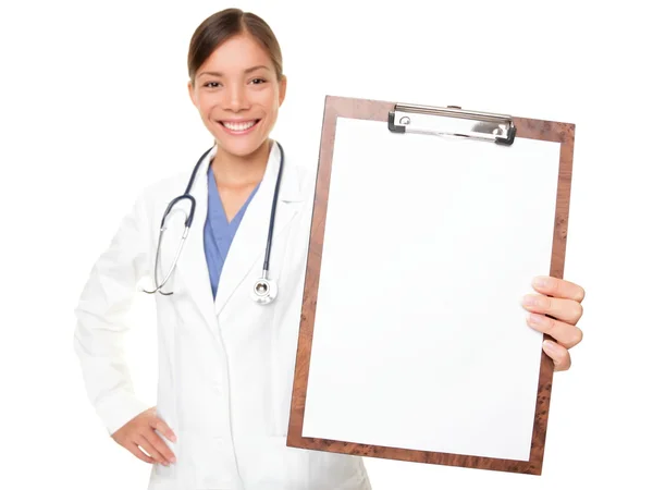 Medizinisches Zeichen - Arzt zeigt Klemmbrett — Stockfoto