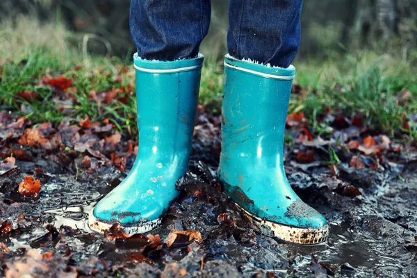 Otoño, concepto de otoño - Botas de lluvia en charco de barro — Foto de Stock