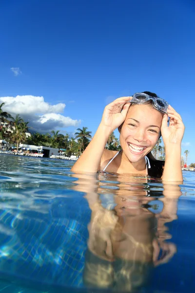 Schwimmbadfrau im Urlaub schwimmt — Stockfoto