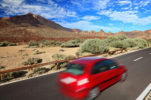 Coche en hermoso paisaje — Foto de Stock