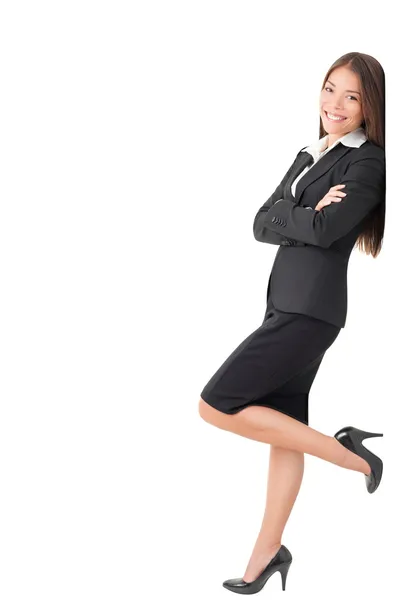 Mujer de negocios en traje apoyado en la pared — Foto de Stock