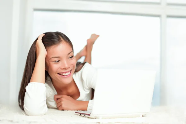 Laptop kvinna ler — Stockfoto