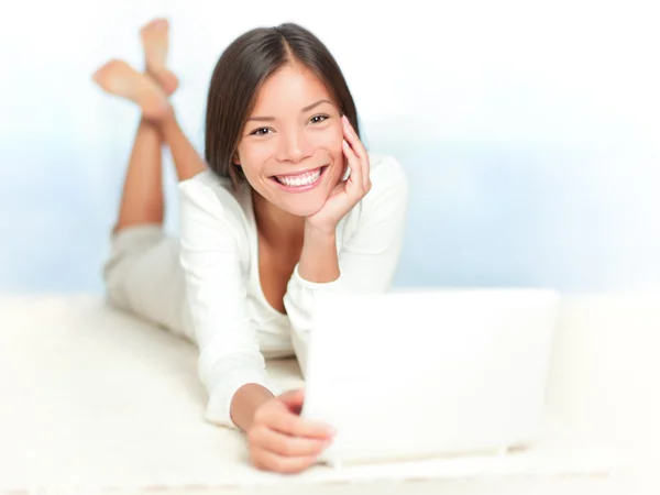 Woman on laptop — Stock Photo, Image