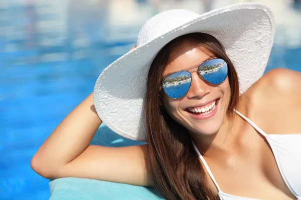 Chica de verano sonriendo en la piscina — Foto de Stock