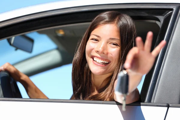 Женщина-водитель в машине показывает ключи — стоковое фото