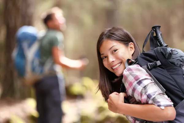 Wanderer wandern im Wald — Stockfoto