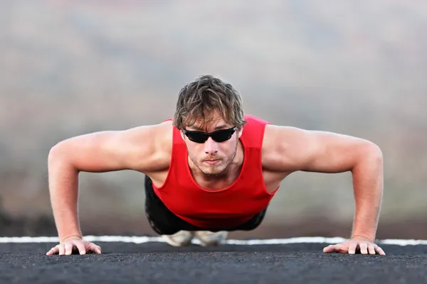 Ćwiczenia człowiek szkolenia push up — Zdjęcie stockowe