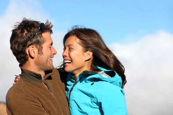 Joyeux jeune couple souriant à l'extérieur — Photo