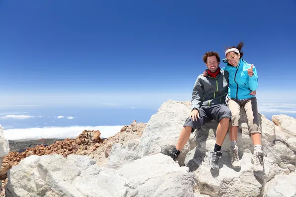 En la cima de la montaña senderismo —  Fotos de Stock