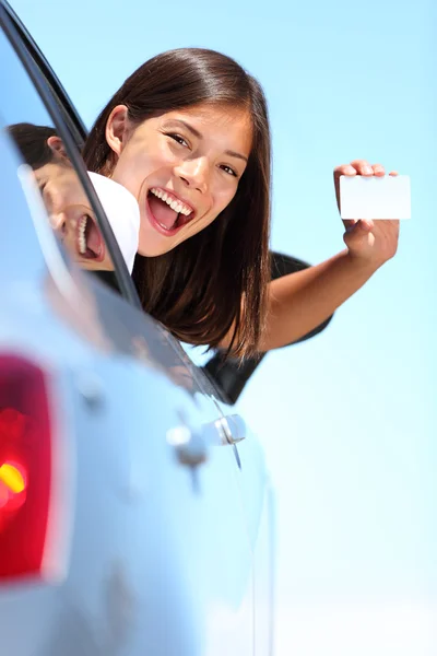 Autofahrerin mit Führerschein — Stockfoto