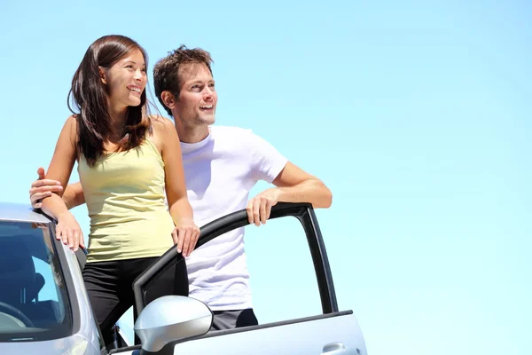 Lyckliga par med bil — Stockfoto
