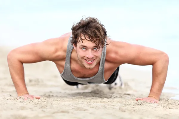 Fitness hombre ejercitando flexiones — Foto de Stock