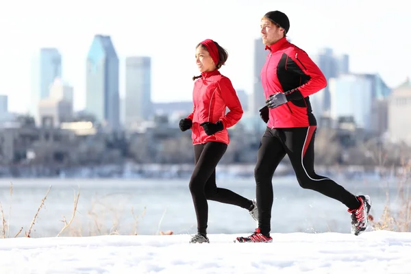 Kış şehirde çalışan koşucuları — Stok fotoğraf