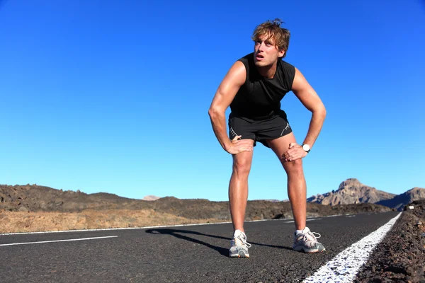 Joggerin ruht sich nach dem Laufen aus — Stockfoto