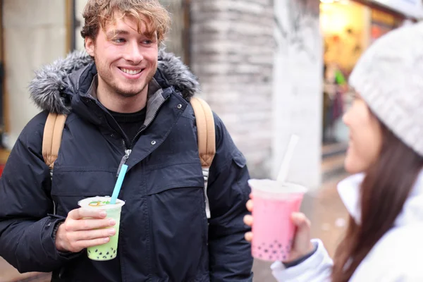 Friends in city drinking bubble tea — Stock Photo, Image
